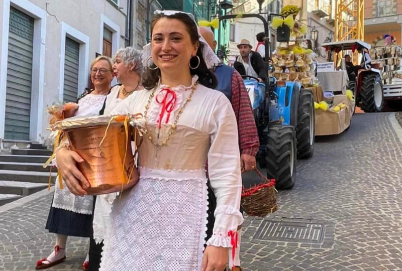 woman with copper bowls during Casoli parade